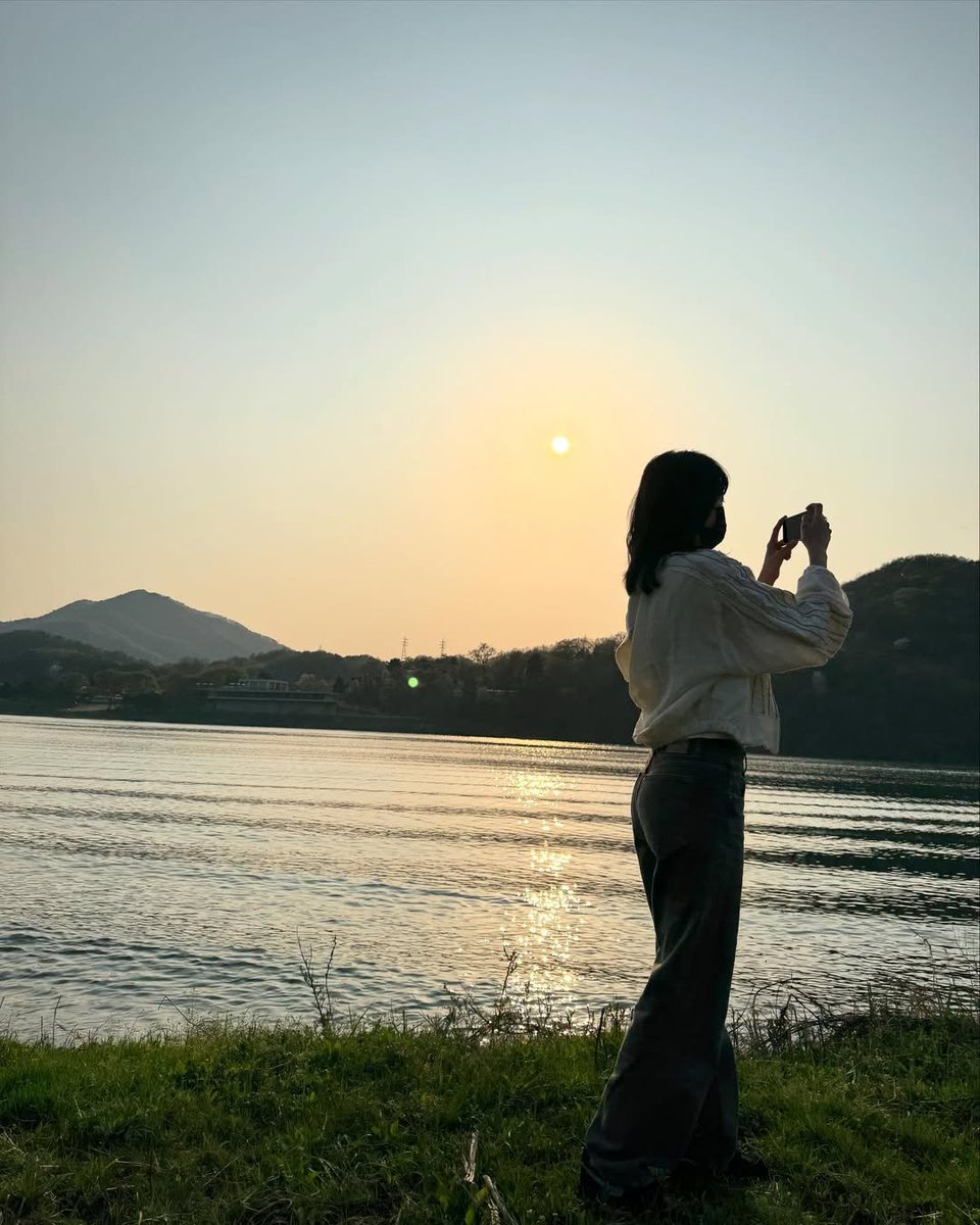joochocoo's tweet photo. Shin Soonrok, missing his beloved wife writer Kim Yumi. 

🫎 : Noona, bogoshipeo...
🐰 : Nado, Soonrok-ah
🫎 : What are you doing right now? It feels like we haven't seen each other for just one day, but I already miss you so much 🥺
🐰 : Me? Hmm... I'm watching the sunset. I've been thinking about you too. I think it would be nice if we could be here together
🫎 : Jinjja? Waaah... I think this must be fate
🐰 : Eung... wae?
🫎 : Because I'm watching the same sunset right now
🐰 : Aaa, jeongmal? Then send me a photo
🫎 : (sends a photo) Igeo yeppeuda... but it's still not as beautiful as you, noona
🐰 : Mwoya~ 🫣
🫎 : Your turn now. Send me a photo of the sunset you're looking at
🐰 : (sends a photo) Well? Isn't it pretty?
🫎 : Ooo, yeppeuda...
🐰 : That's all???
🫎 : Well... it's just that I couldn't stop looking at you in the photo instead of the sunset
🐰 : Yaah~ mwoyaaaa~
🫎 : ☺
🫎 : Once you're done with work over there, let's go on another trip together
🐰 : Wah, jinjja? I'd love that too. But where should we go?
🫎 : Anywhere is fine
🐰 : Wae?
🫎 : Because my favorite place...is wherever you are, noona 
🐰 : Aigoo, why are you so sweet today, Soonrok-ah? 🥺
🫎 : Geunyang... noona bogoshipeoseo 🩵

I'm just out here missing Yumrok and writing imaginary episodes of their married life 🫠