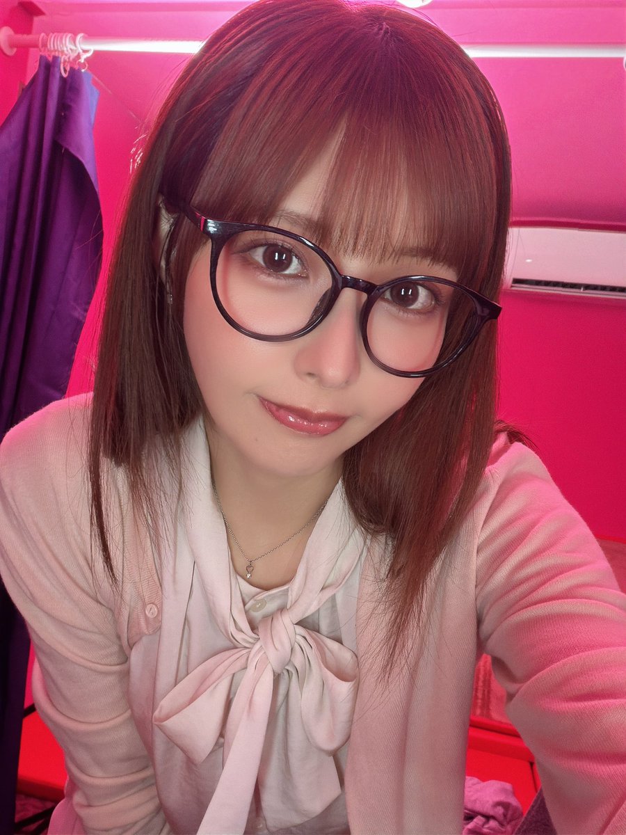 _R_A_R_A2nd's tweet photo. 実は私の都合とメーカーさんの都合もあり、、
今月3回目のAV撮影です！笑

真面目なメガネっ娘なったよ👓
体力心配だから皆からの応援の引リツまってるうう https://t.co/rxygN1zQGR