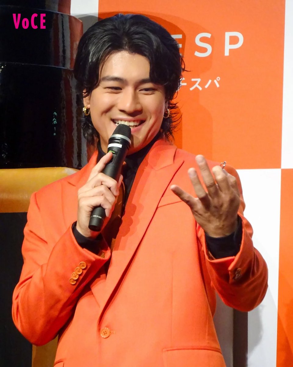 iVoCE's tweet photo. #SixTONES #森本慎太郎 さんが、ヘアケアシリーズ「 #レチスパ 」のアンバサダーに就任！　6月18日、都内で行われた新CM発表会に登壇しました。

この会見の模様をレポート！森本さんのコメントを中心にたっぷりとお届けします。

濃厚クリーム×レチノールで髪１本１本に密着し補修するというレチスパクリームシャンプー。

ー今日のステージ衣装も素敵ですね。
森本：そうですね。レチスパカラーの衣装で（ティモンディ）高岸さんではないのでね。森本慎太郎でございます。

ー早速出来上がったCM。今お披露目となったんですけれども、ご覧になっていかがですか？
森本：僕らしさも感じられるし、レチスパの
魅力もちゃんと伝わっているのかなと思って。
すごい濃厚なCMになったのかなと思いました。

ー（CMの中で）小さなサイズになるっていうのも、今回初めてだったんじゃないでしょうか。
森本：僕、SixTONESというグループにいるんですけど。メンバーを6人比べると、僕って割と大きい方の人間なので、割と小さくされることってないんです。
逆にちょっと大きくなっちゃうことが多いんですけど、小さくなった自分って意外と可愛いんだなと思って。慎太郎、小っちゃいのもいけるかなと思いましたね。

ーアンバサダー就任ということで、聞いたときどう思いましたか？
森本：ちゃんと魅力を伝えていかなければなって思いましたし、僕にできることで僕の力をぜひ、使っていただければというのは思ったので、頑張っていかなければなって思いましたね。

ーレチスパを使ってみた感想を教えてください。
森本：あのー…僕割と髪の毛が強くて広がっちゃう人間なんですけど、やっぱこれ使ってみるとすごくまとまりますし、指通りが良くて頭皮からちゃんとケアされてるなっていうのがすごく感じました。

ー乾かした時の髪の触り心地とかはいかがでしたか？
森本：えっと、なんかね。やっぱ滑らか….ツヤやなっていうんですか、こういうの。
僕って田んぼで田植えしたりだとか、島でいろんな開拓をしたりだとか。やっぱり紫外線浴びたりとかいろんなことをやって、ワイルドな人間ですけれども。レチスパを使ってみると新たな一面を感じられるのがあったので….ちょっとごめんなさい、喋りながら質問ないわ忘れてしまいました。

ー普段のヘアケアとかってされているんでしょうか？
森本：僕たちのライブ、火がすごい出てたりだとか、スパークラーって言って花火みたいな、特効系を使ったりするので、やっぱり汚れだったり、すごく火薬が頭に入ったりするんですよ。
なので、たっぷりの水、お湯で流しながら汚れをしっかり落としていくというのでケアはしていますね。

ーはいではレチスパの宣言をですね、お願いします！
森本：皆様この辺まで（腕を伸ばして）いきますので！画角大丈夫ですか！？
この辺までいきますよ！

ー皆さんよろしいでしょうか？では参ります！森本さんによるレチスパ宣言です！どうぞ！
森本：どうぞって言われるとね…（笑）まあいきますね、いきます！レチスパしよう！
…..どうしたらいいんですか？（笑）このままでいい？

ーありがとうございます！

@SixTONES_SME @resp_official