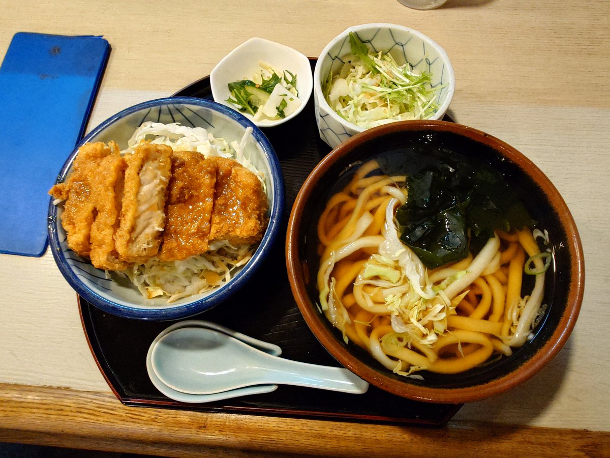 Simonomuko2's tweet photo. 今日のランチは“うどんのこまつ”さんで味噌カツ丼セット
少し甘めの味噌ダレが美味しかった😋 https://t.co/ojFG0atjns