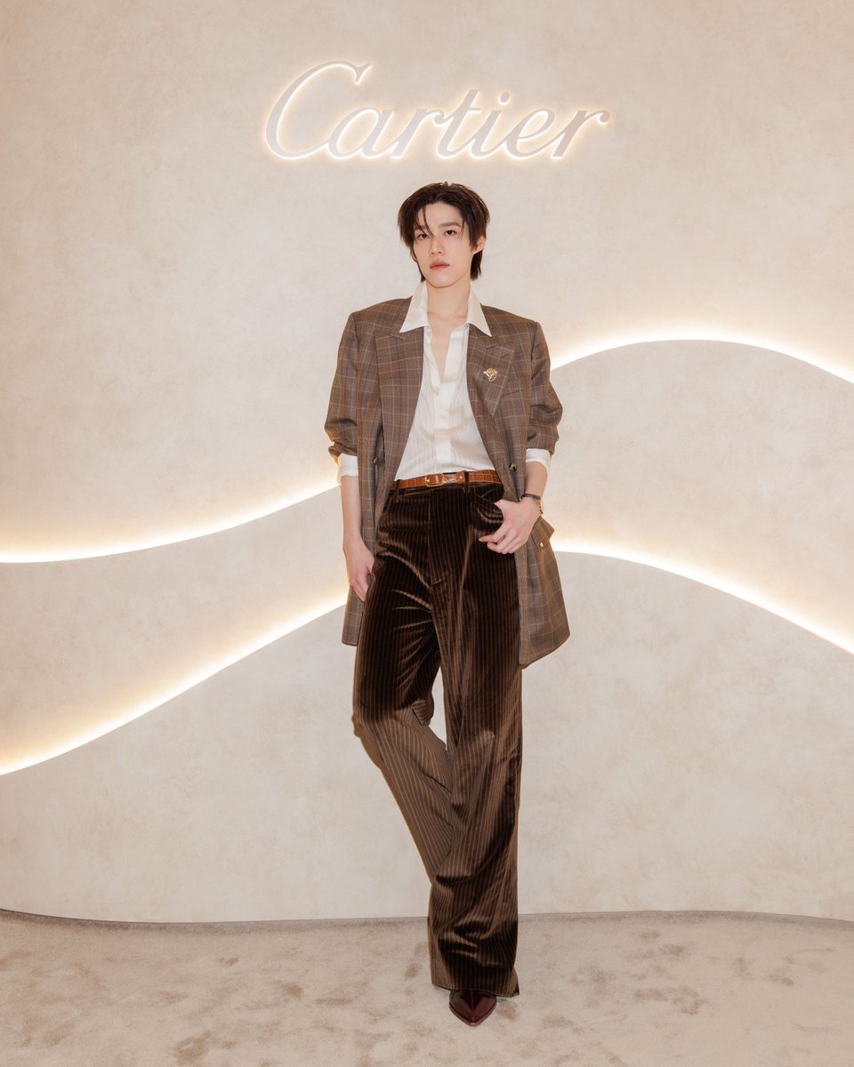 Hello_asian's tweet photo. เฉิดฉายสุดๆ !!
นอกเหนือจากการร่วมเฉลิมฉลองการเปิดนิทรรศการ The Melbourne Winter Masterpieces®: CARTIER ที่ National Gallery of Victoria (@ngvmelbourne) แล้ว พีพี กฤษฏ์ #PPKritt  ยังได้มีโอกาสสัมผัสโลกแห่งเครื่องประดับชั้นสูงของ @cartier ที่ประเทศออสเตรเลีย พร้อมเพลิดเพลินไปกับผลงานจัดแสดงที่สะท้อนความคิดสร้างสรรค์อันไร้ขีดจำกัดและเหนือกาลเวลาของเมซง

โดยงานนี้ พีพีเลือกสวมนาฬิกา Cloche de Cartier เรือนเวลาทรงระฆังระดับตำนานรุ่นใหม่ล่าสุดที่เพิ่งเปิดตัวในปีนี้ ตอกย้ำความเป็นเลิศด้านเรือนเวลาแห่งรูปทรงของคาร์เทียร์ เสริมด้วยเข็มกลัดรูปเสือโคร่งจากคอลเลคชั่นเครื่องประดับชั้นสูง ประดับเพชรเฉดสีเหลือง ส้ม และน้ำตาล เพิ่มดีเทลด้วยดวงตามรกตและลายพาดกลอนจากออนิกซ์ ถ่ายทอดธรรมชาติผ่านงานฝีมืออันประณีตได้อย่างงดงาม
#CartierThailand