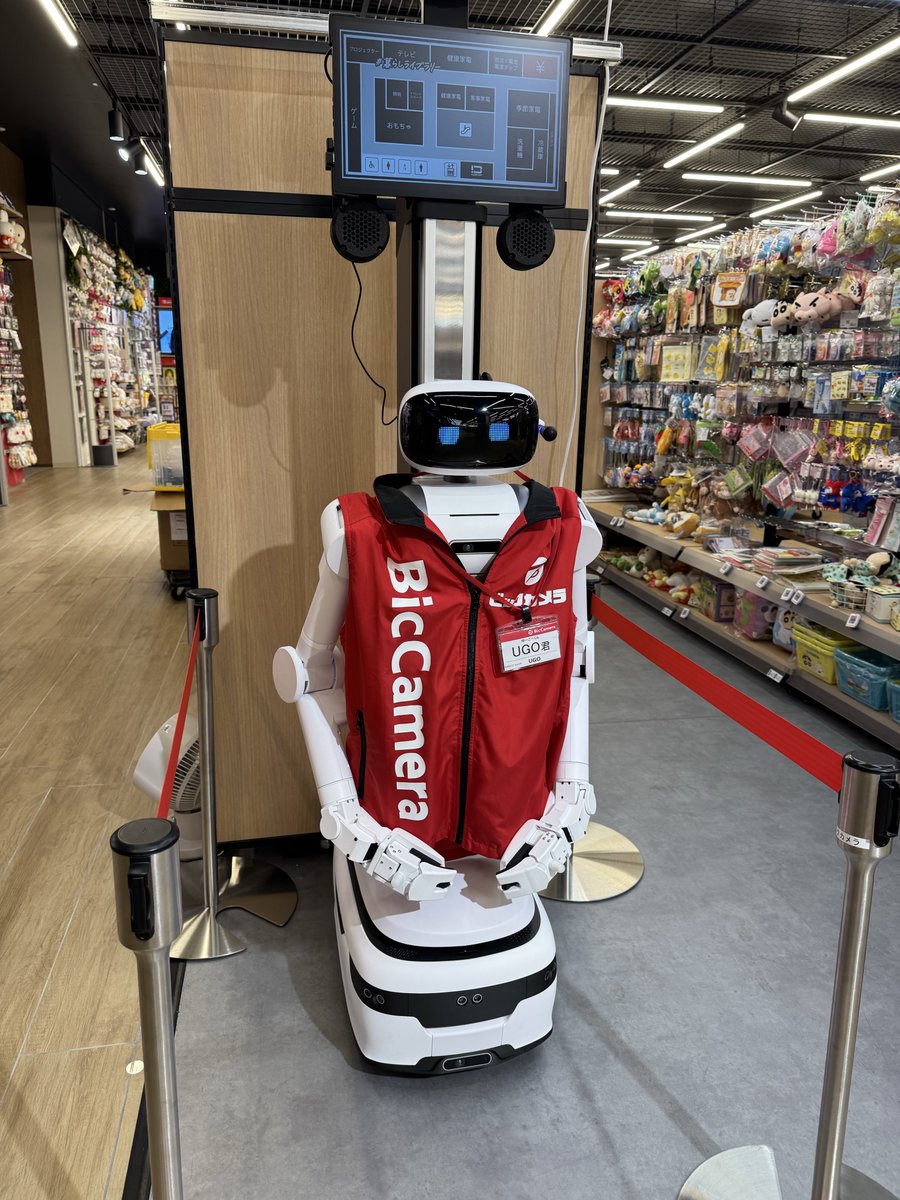 dia_1230's tweet photo. 次に~
ビックカメラ 池袋西口ITOWER店（#あいタワたん のお家）でも~少しではありますが、お買い物をしました。

フロアを巡っていると~
4Fでは~
AIロボットの店員たん？UGO君の姿も‼️

帰りは100円クーポンでソフトクリーム🍦をいただき、新しい名刺も無事GETしました。

#ビッカメ娘 https://t.co/3nB2MPCsBT