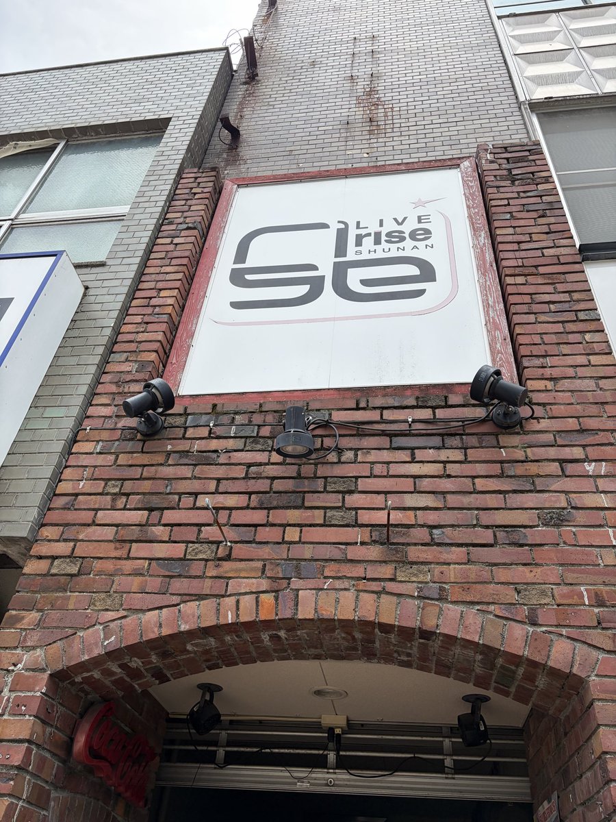 IKUObass190's tweet photo. 本日は！

【15th Anniversary LIVE 全都道府県ツアー 2026 “ Moving on！"】

山口・周南rise (LIVE rise SHUNAN)

です！

今ツアー初の

中国地方！

山口に

Rayflowerで来ることができて

感無量！

ザ、ライブハウスって

カンジのrise！

今夜は熱くなりそう！

#Rayflower
#15thanniversary
#Movingon