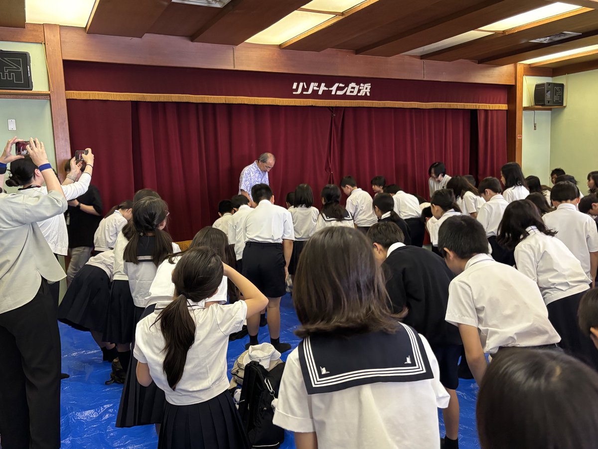 seikeies's tweet photo. ４年生夏の学校　５日目
最終日の朝は生憎の雨模様でしたが、子ども達は元気です♫荷物整理をして宿を後にしました。地滑り断層の見学はバス車内から行い、美味しいあんパンを食べて成蹊学園へ到着。雨も止んでいたので、みんなでお家の方へ到着の挨拶ができました。 https://t.co/OP7x1GX5ZD