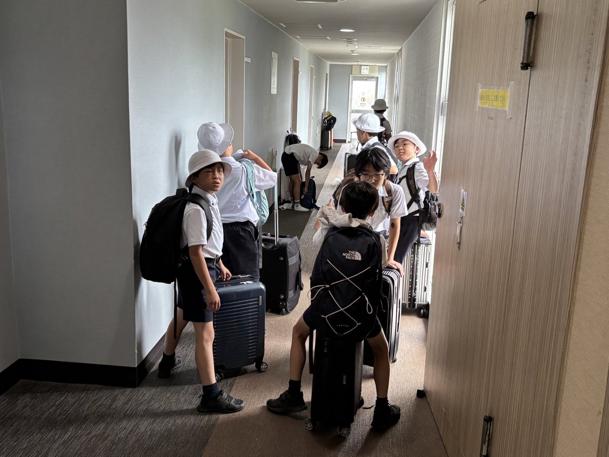seikeies's tweet photo. ４年生夏の学校　５日目
最終日の朝は生憎の雨模様でしたが、子ども達は元気です♫荷物整理をして宿を後にしました。地滑り断層の見学はバス車内から行い、美味しいあんパンを食べて成蹊学園へ到着。雨も止んでいたので、みんなでお家の方へ到着の挨拶ができました。 https://t.co/OP7x1GX5ZD