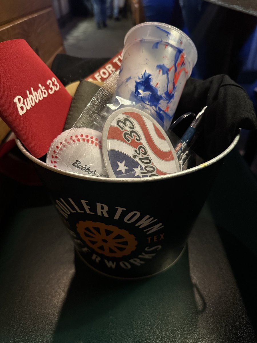 FreddyLA7's tweet photo. A restaurant from down the street came into the restaurant and gave us this gift basket. Our car is literally exploding at this point. https://t.co/zwXWW83xAY