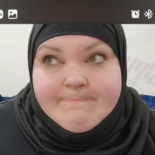 smbyrum5's tweet photo. Chintal doing her makeup and "deep cleaning" because she's gonna have "company" but they "aren't staying long"? Me thinks the Lachine Green Peen might be stopping by to slap her ass and ride the waves in. https://t.co/5tzleV48HX