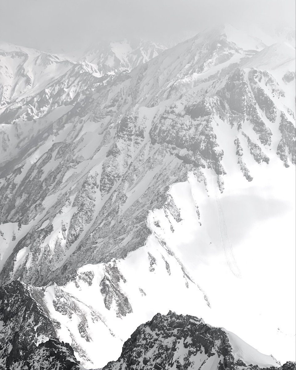 9lilJe's tweet photo. 北穂3,106m-涸沢岳3,110m-奥穂3,190m 回って10時間くらい。5月の写真 https://t.co/I5lQxjnKN2