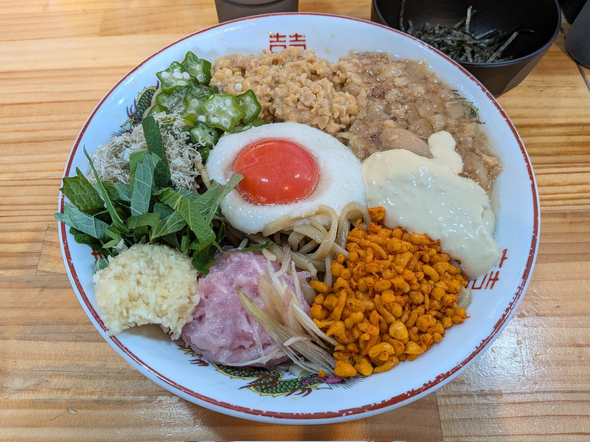 yu_negt's tweet photo. 鷹の目 西巣鴨店
限定、ネバネバまぜそば 全マシ + きざみのり + 追い飯
限定至上一番好き。冷やしまぜそばとして唯一無二の完成形。全マシでも喧嘩しない。めちゃめちゃ旨いな。完飲、追い飯と共に。 https://t.co/Nc7FnK9bZB