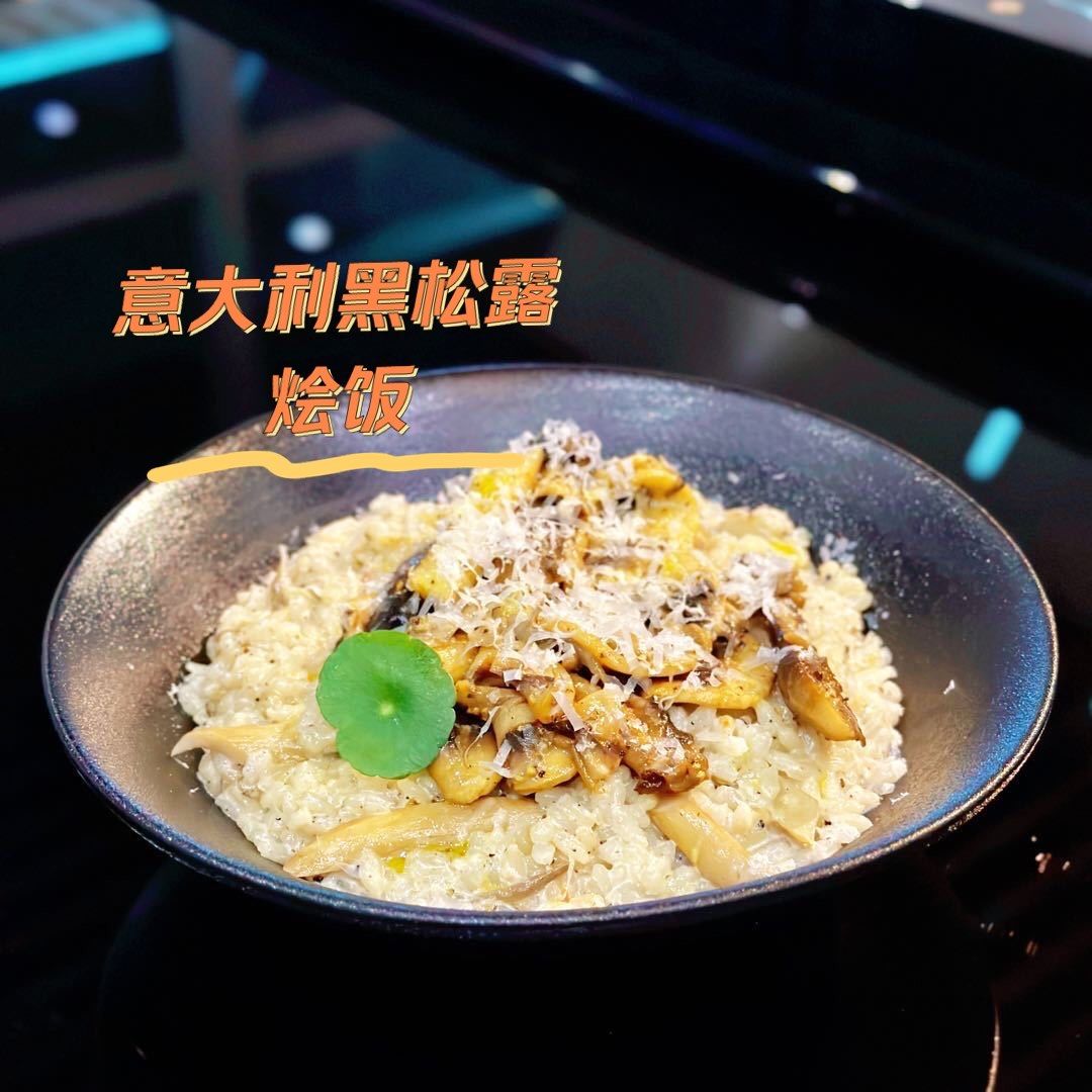 vnlsto's tweet photo. Found the hidden gem in downtown! The truffle mushroom risotto here is creamy, packed with earthy truffle flavor, and the service is top-tier. 10/10 will come back soon! https://t.co/fopvrkx1Fv