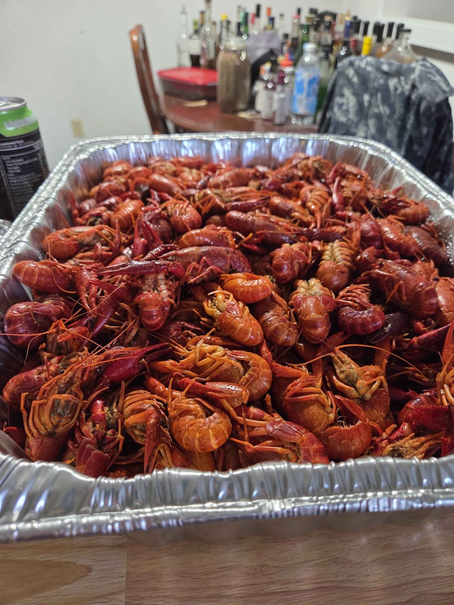Gossimer8's tweet photo. @tanpukunokami Crawfish are basically tiny lobsters. If you want to go all-in right from the start, a Louisiana or Low Country boil is the way to go. For an easier step, etouffee would be the way to go; a thick spiced gravy made with roux and seafood stock, crawfish tails, served with rice. https://t.co/cRNSKh2iVY