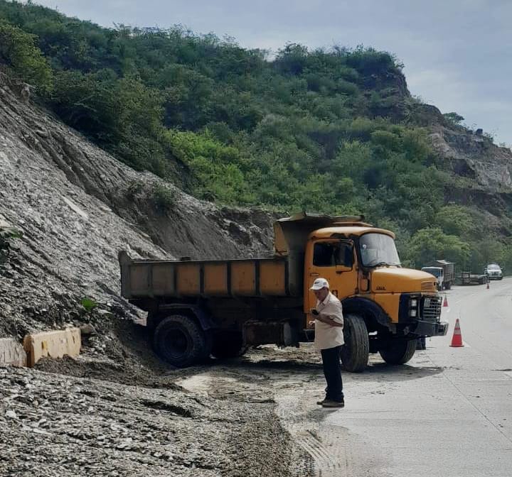 CAMINOS_CIV's tweet photo. 🚨#EmergenciaVial / #ElProgreso
Nuestra Zona Vial No. 1, atendió emergencia en la Ruta CA-09 Norte, km. 61.3, tramo Agua Salobre – Sanarate – Guastatoya.
Realizamos la limpieza del derecho de vía y retiro de material por desprendimientos y caída de rocas que afectaban el carril https://t.co/rW57F0J1Am