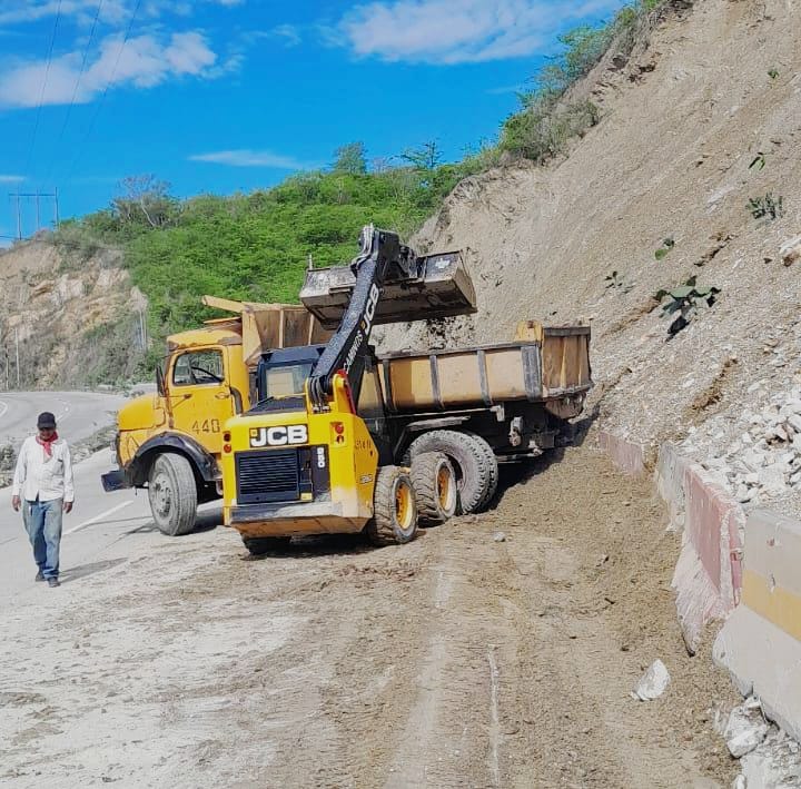CAMINOS_CIV's tweet photo. 🚨#EmergenciaVial / #ElProgreso
Nuestra Zona Vial No. 1, atendió emergencia en la Ruta CA-09 Norte, km. 61.3, tramo Agua Salobre – Sanarate – Guastatoya.
Realizamos la limpieza del derecho de vía y retiro de material por desprendimientos y caída de rocas que afectaban el carril https://t.co/rW57F0J1Am