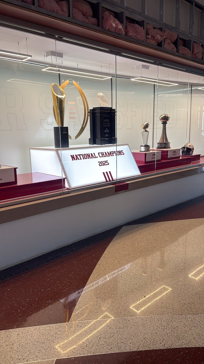 GabeRoselliQB1's tweet photo. University of Indiana Visit!🔴⚪️ https://t.co/XIh1JLRVJb