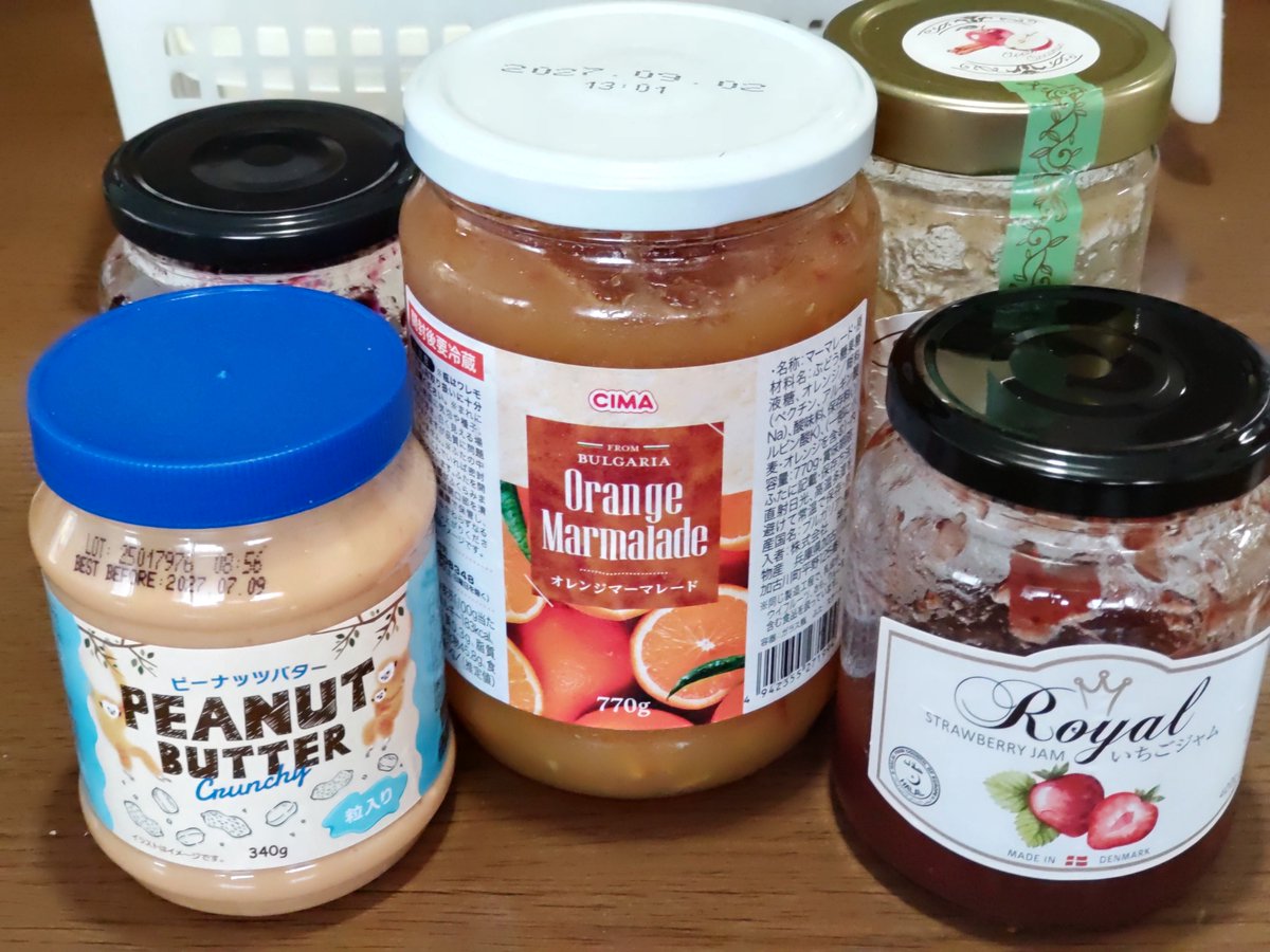 ved00163's tweet photo. マーマレードが大好きな相棒に大きなビンを買った。
「美味しくない」と評判が悪い。
理由は「酸っぱくないから」。
なので柑橘類が苦手な僕が食べる事にしました。
オレンジジャムって感じで美味しいです😅 

業務スーパーオンラインショップ / オレンジマーマレード
https://t.co/Uo3QecxEnq https://t.co/rF5Bj0FNZD