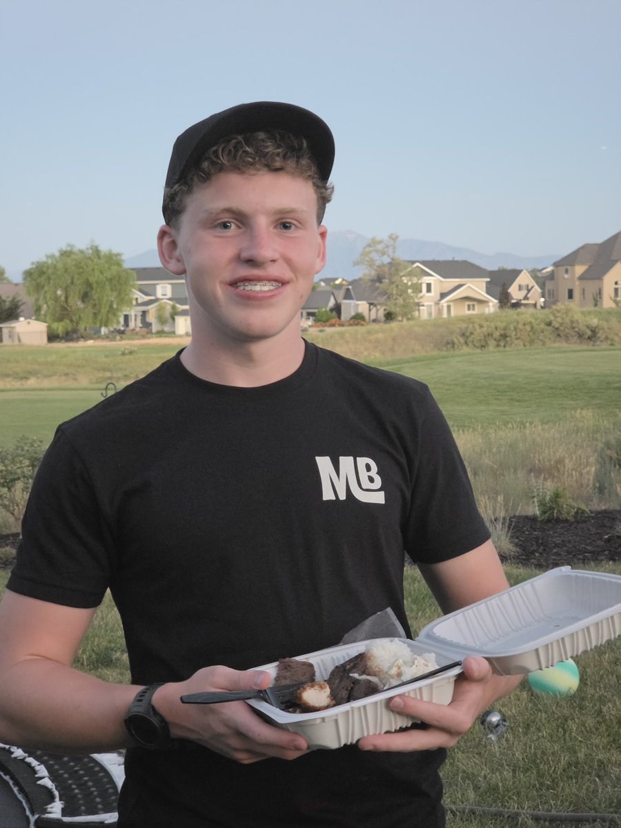 FiredUpCoug's tweet photo. My son just got home from his first day of work at his first job.

He got to bring home a free meal, and was so excited to tell us about everything he learned. 

I can't wait for the satisfaction he's going to feel when he gets his first paycheck. https://t.co/BzH89NYsyn