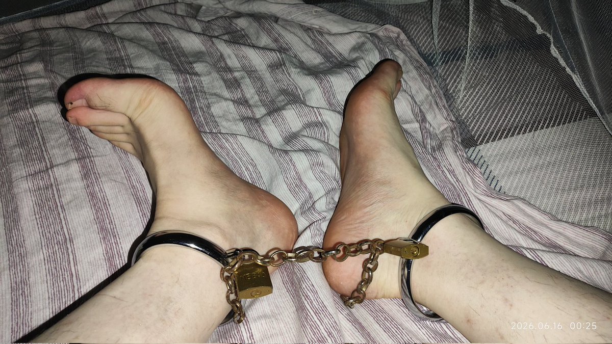 y2jun4135731's tweet photo. 锁上脚镣，想找一个主人，想被锁住管理。#镣铐 #脚镣 #男娘 #捆绑束缚 #捆绑 https://t.co/NfsaLRowXv