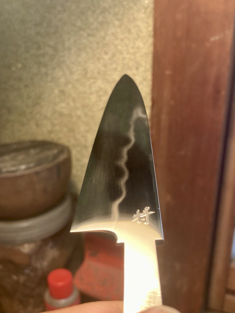 masashige910's tweet photo. 取引先の刃物店より研磨上がりの銘切り依頼。

ヤスキ白紙2号 本焼き。
刀剣と同じく水で焼入れ冷却をしていますが、ものすごくデリケートで難しいのです。

水で冷やしきって割れも入らない、しかも全面焼入れ部も曲がり修正ができるように焼くことの難易度よ。 https://t.co/aTSWtc88z6