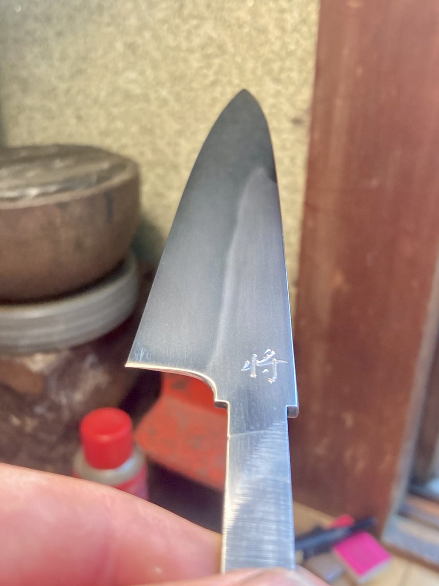masashige910's tweet photo. 取引先の刃物店より研磨上がりの銘切り依頼。

ヤスキ白紙2号 本焼き。
刀剣と同じく水で焼入れ冷却をしていますが、ものすごくデリケートで難しいのです。

水で冷やしきって割れも入らない、しかも全面焼入れ部も曲がり修正ができるように焼くことの難易度よ。 https://t.co/aTSWtc88z6
