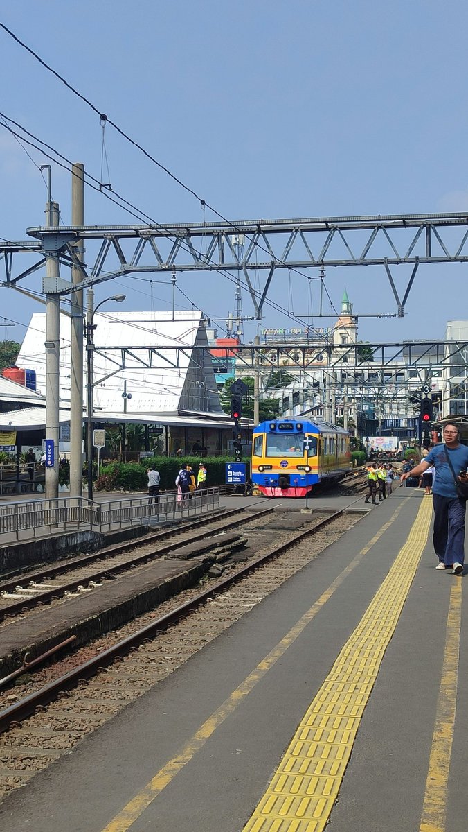 stravenues's tweet photo. Barusan di stasiun Bogor, orang orang pada lari ngejar ini kereta. 

Para anker, ini jenis kereta apa ya? https://t.co/B5TfRYAHs6