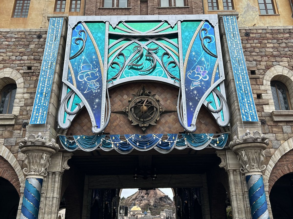 nanachibi's tweet photo. 今年初のディズニー。朝雨だったから少しは空いてるかなーと思ったけど全然そんな事はなかった。ちなみに7時23分に並び始めて9時5分に入れた。
　#TDR_now #ディズニーシー https://t.co/04oDj5R3d5