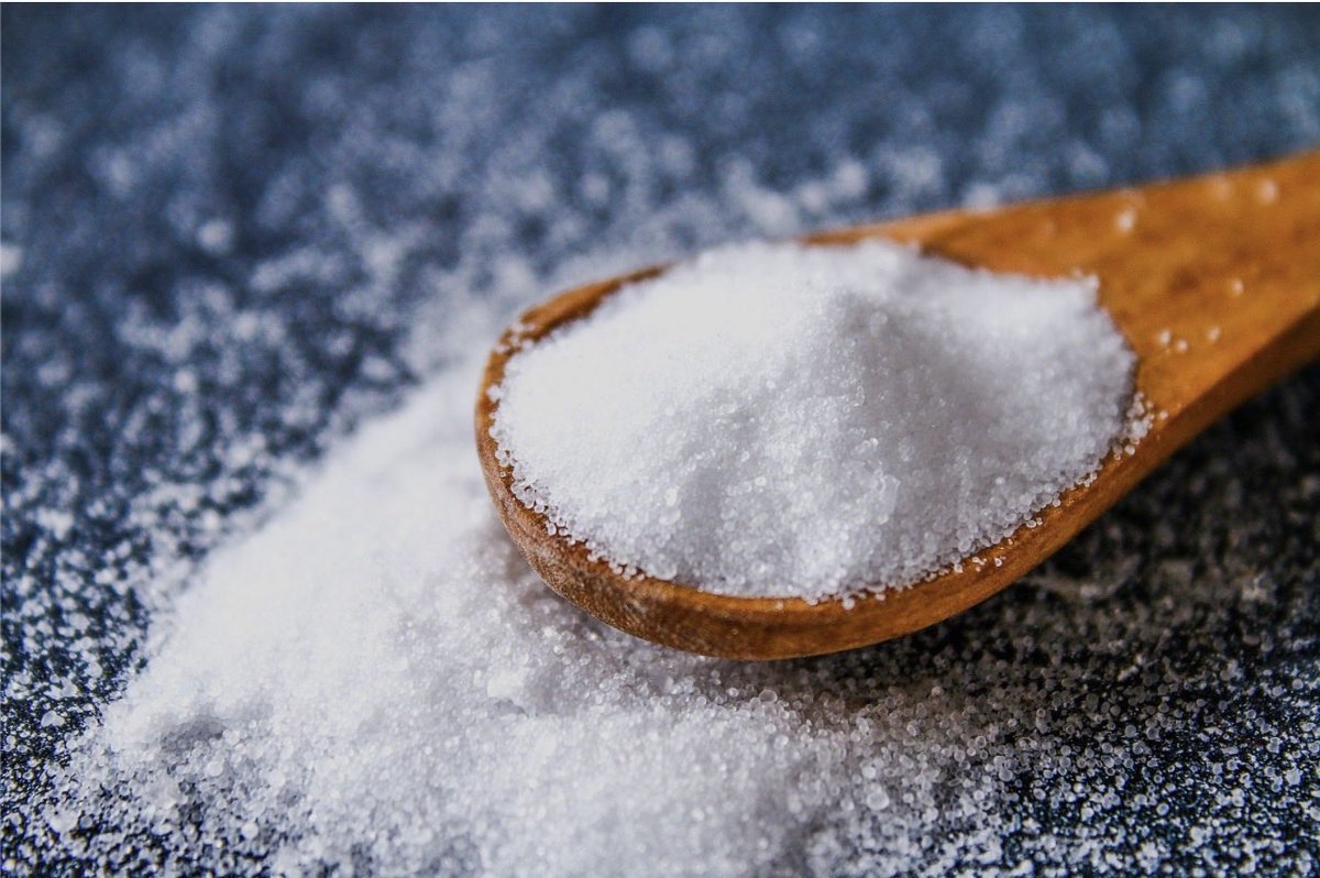 ujjwalabaxi's tweet photo. Even if you have stopped using plastic bottles, #microplastic is still reaching your plate in the most disguised and unavoidable form?
#Tablesalt!
Yes you heard it right! Your salt does have microplastics
What can you do to reduce it?
You can’t completely eliminate microplastics from salt, but you can reduce your exposure smartly. Here’s what actually works (and what doesn’t):
What Helps (Practical Solutions)
1. Choose Refined or Vacuum-Evaporated Salt
These go through more processing and filtration
Tend to have lower microplastic content than raw sea salt
2. Limit Raw Sea Salt / Gourmet Salts
Himalayan, sea salt, pink salts = often less processed
Can carry more environmental contaminants, including microplastics
3. Use a Clean Storage System
Store salt in glass or steel containers
Avoid plastic jars that may add secondary contamination
4. Diversify Your Sources
Don’t rely heavily on one type of salt
Rotate between iodized refined salt and other sources
What Doesn’t Really Work
Washing salt ❌ (it dissolves, so you can’t “clean” it)
“Organic” labels ❌ (don’t guarantee absence of microplastics)
Expensive salts ❌ (price ≠ purity)
Reality Check
Salt contributes only a small fraction of your total microplastic exposure.
Bigger sources are:
Drinking water (especially bottled)
Packaged foods
Air (synthetic fibers, dust)
#medtwitter #nutrition