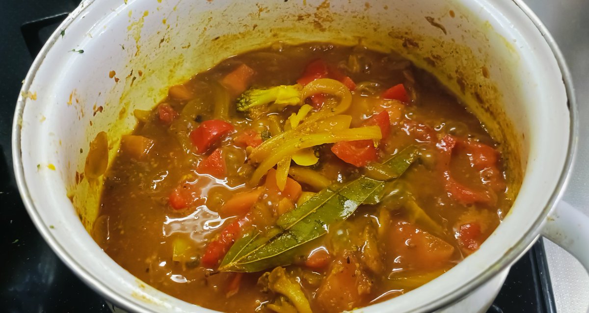 Ayayan_spk's tweet photo. 野菜きのこカレー

玉ねぎ、ブロッコリー、人参、赤パプリカ、舞茸🥕🥦

 #スパイスカレー https://t.co/KiJ6imyVme