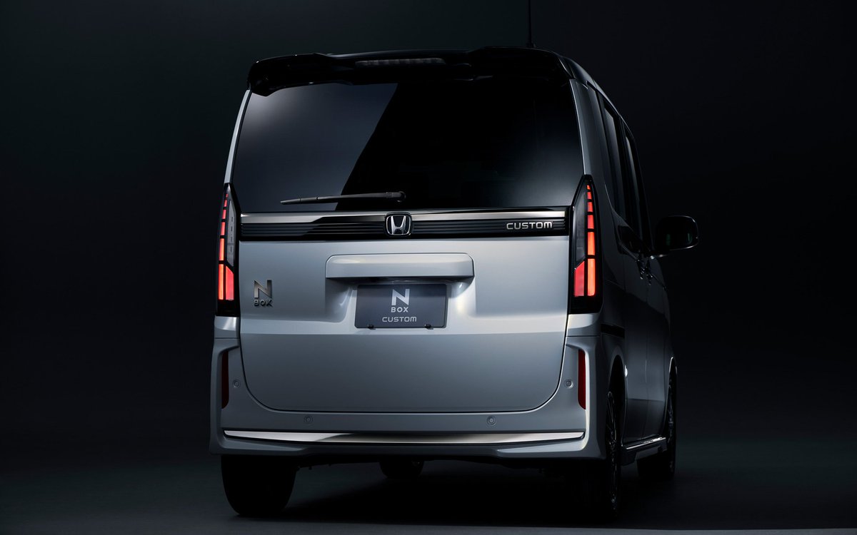 NEWCARinjapan's tweet photo. 新型ホンダ N-BOXが発表

USBチャージャー追加
シートバックドアポケット追加
9インチナビ&amp;ETC2.0(一部タイプ)
Custom:
・フェイスリフト
・メッキ&amp;ピアノブラック内装加飾
・ナイトブルーイルミネーション
新Black Style
ファッションスタイル:
・ホワイトルーフ
N-BOX:
・メッキ加飾追加 https://t.co/HsYmhGhBHv
