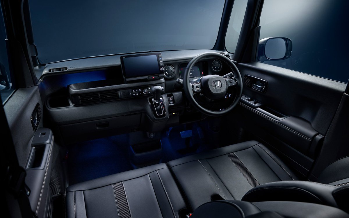 NEWCARinjapan's tweet photo. 新型ホンダ N-BOXが発表

USBチャージャー追加
シートバックドアポケット追加
9インチナビ&amp;ETC2.0(一部タイプ)
Custom:
・フェイスリフト
・メッキ&amp;ピアノブラック内装加飾
・ナイトブルーイルミネーション
新Black Style
ファッションスタイル:
・ホワイトルーフ
N-BOX:
・メッキ加飾追加 https://t.co/HsYmhGhBHv