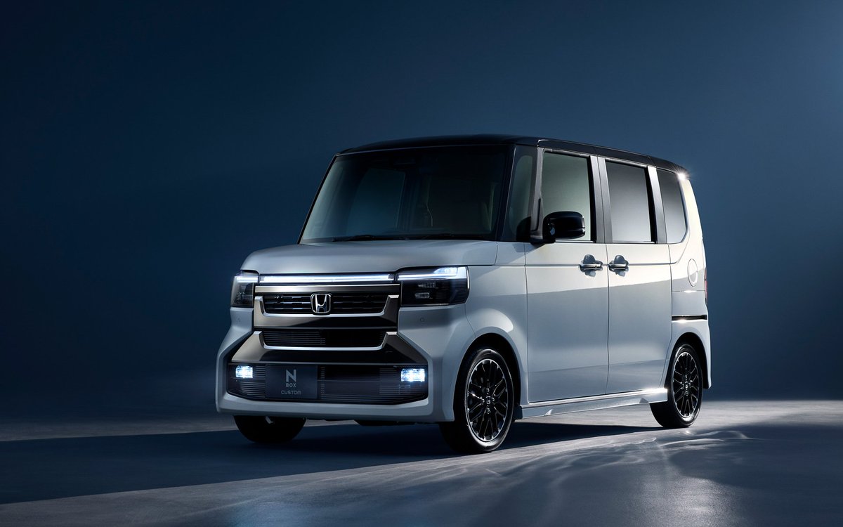 NEWCARinjapan's tweet photo. 新型ホンダ N-BOXが発表

USBチャージャー追加
シートバックドアポケット追加
9インチナビ&amp;ETC2.0(一部タイプ)
Custom:
・フェイスリフト
・メッキ&amp;ピアノブラック内装加飾
・ナイトブルーイルミネーション
新Black Style
ファッションスタイル:
・ホワイトルーフ
N-BOX:
・メッキ加飾追加 https://t.co/HsYmhGhBHv