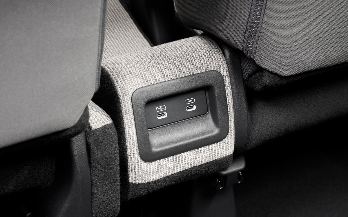 NEWCARinjapan's tweet photo. 新型ホンダ N-BOXが発表

USBチャージャー追加
シートバックドアポケット追加
9インチナビ&amp;ETC2.0(一部タイプ)
Custom:
・フェイスリフト
・メッキ&amp;ピアノブラック内装加飾
・ナイトブルーイルミネーション
新Black Style
ファッションスタイル:
・ホワイトルーフ
N-BOX:
・メッキ加飾追加 https://t.co/HsYmhGhBHv