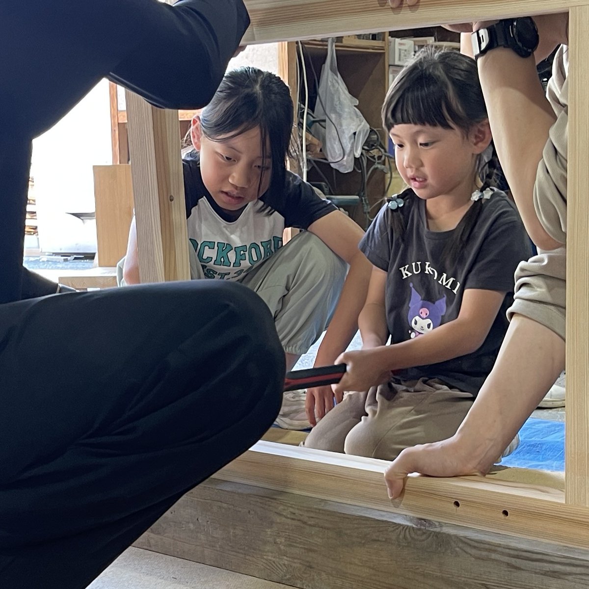 baum_llc's tweet photo. 今年も「６歳になったら机を作ろう！」開催中！
夏休みは、涼しい森林で、親子の楽しい思い出を残しませんか？
親子で、木の伐採～机づくりまでを、一日で体験できる自然体験です。
お申込み、詳細は下記のリンクよりンクから
https://t.co/r8o3arrDFN
#高知 #自然体験 #親子 #夏休み  #６歳 #学習机 https://t.co/C8JXL8BD2u