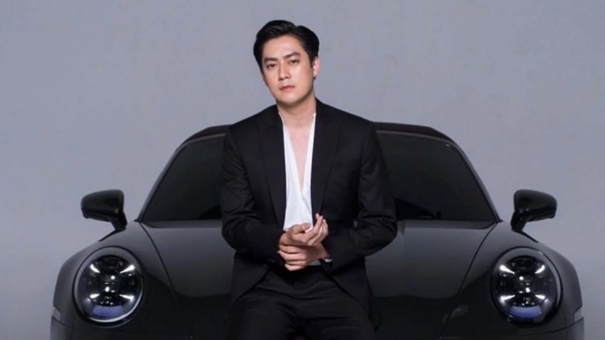 BeautyDiaryNews's tweet photo. เปิดกรุคลังรถหรูของดาราดัง ฟิลม์ รัฐภูมิ โตคงทรัพย์ ซึ่งมีมากกว่า 50 คัน!!! เป็นเงินมูลค่ามหาศาล 

    ซึ่งเจ้าตัวบอกว่าเป็นความชื่นชอบตั้งแต่วัยเด็ก พอวันนึงมีโอกาสซื้อก็ซื้อมาเรื่อยๆและสะสม โดยรถที่ชอบคือ porsche 911 ยังมีเทสล่า โมเดล3 ที่สั่งตรงมาจากอังกฤษ

     ยังมี Audi, Volkswagen, Benze, BMW และเป็นพวกรถคลาสสิคที่มีเยอะสุด จนคนสนใจให้มาทำ Restro รายได้ดีมาก จนเปิดเป็นธุรกิจเลย