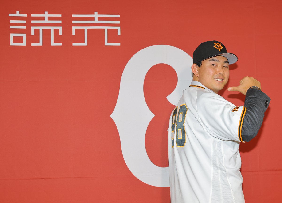 sanspo_giants's tweet photo. 【#会見風景から🎙】

#小笠原慎之��� 投手が巨人軍入団会見に臨みました（撮影・岩崎叶汰）

#巨人 #ジャイアンツ #giants #サンスポ https://t.co/WYd7fLWDmS