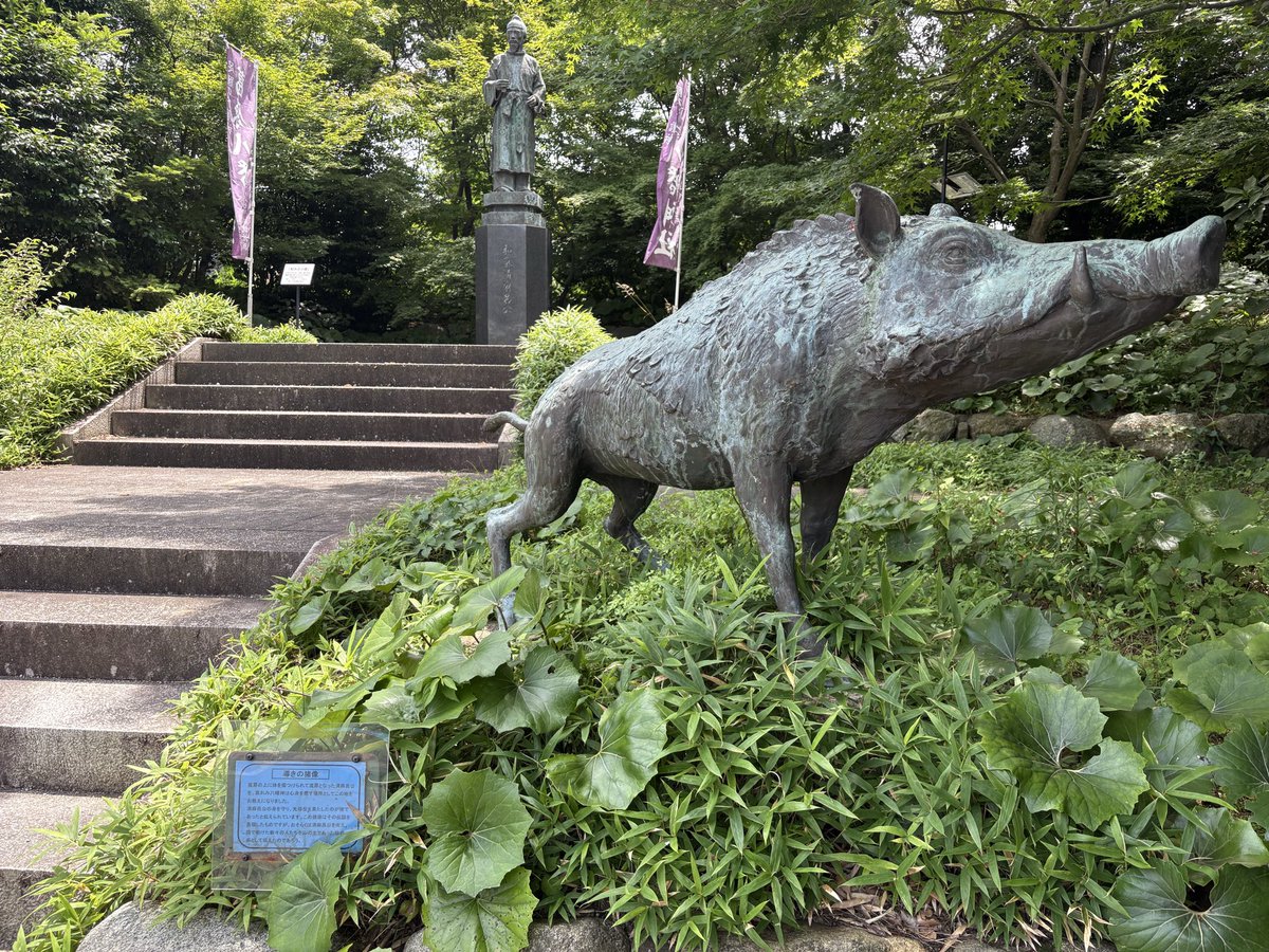 kusunoki_log's tweet photo. 北九州市小倉南区「葛原八幡宮」⛩️

足立山の麓に鎮座する1200年以上の歴史を持つ古社。

祭神として応神天皇、神功皇后、そして和気清麻呂公が祀られています。

この地は、和気清麻呂公の足が回復したという「足立伝説」ゆかりの地として知られ健康や病気平癒、健脚の神様とされているとのことです🌳 https://t.co/GmbUa8HMyO
