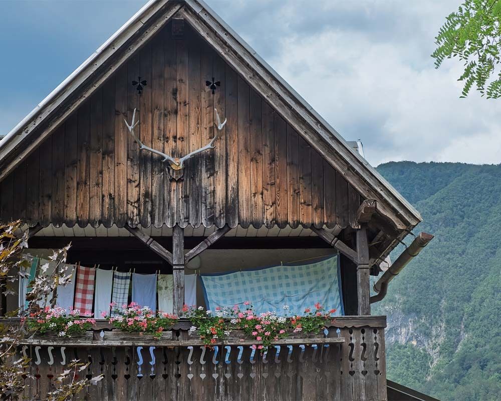 forward_change's tweet photo. Rustic wooden house in Stara Fužina, Slovenia, with balcony flowers, laundry, and forested mountain backdrop.
https://t.co/wXRXtVEFXd
#stockphotos #alps #slovenia #visiteurope #alpineHouse https://t.co/lM5fUB4qzc
