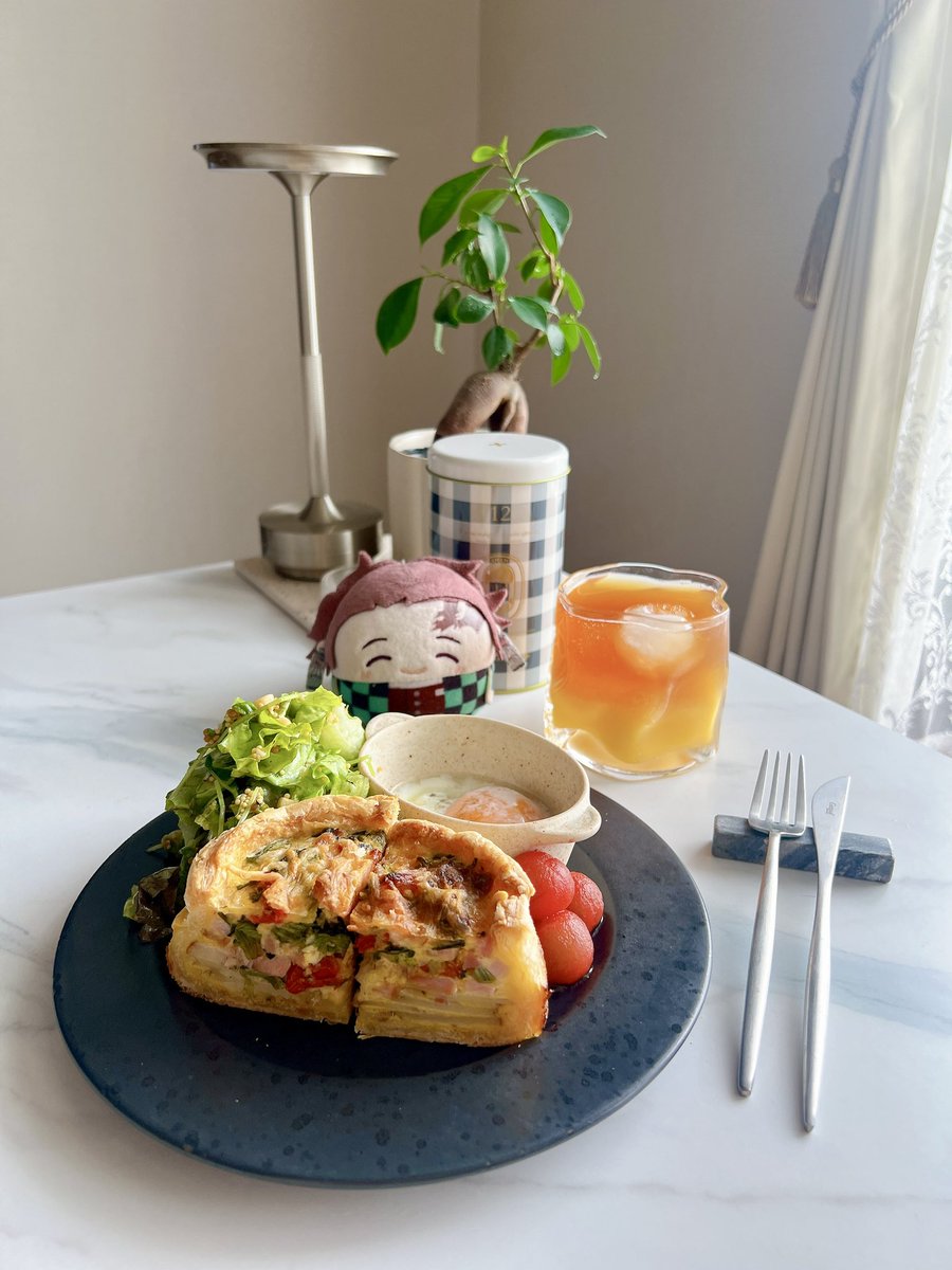 omame_no_nuiaka's tweet photo. はらぺこすぎたので、朝兼昼ごはんはキッシュのわんぱくプレートにしました(っ🥧◜◡◝🥧ｃ)💓 https://t.co/0Eu4vmTAni