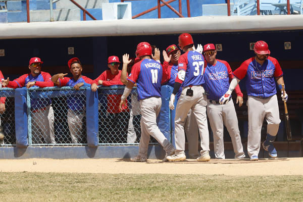 jit_digital's tweet photo. Liga Élite: se atiza la pugna por cuarto ticket a semifinales

Mayabeque, Artemisa y Matanzas no quieren ceder en busca del último boleto para los play off. Jonrón número 18 del holguinero Yasiel González.

#Cuba #DeporteCubano 
#InderCuba65 #SiempreXCuba

https://t.co/kiTbKYTNQX https://t.co/G7D92SsvaR