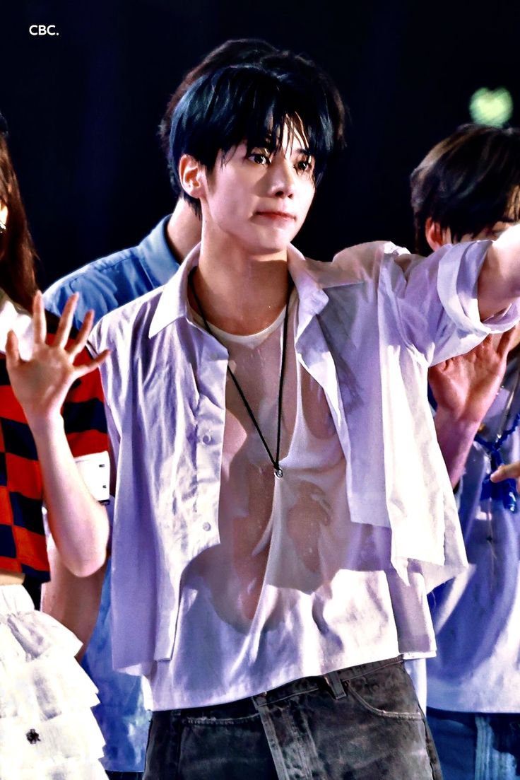 taehyunrobert's tweet photo. This is so damn hot! https://t.co/PQ6LiKufFY