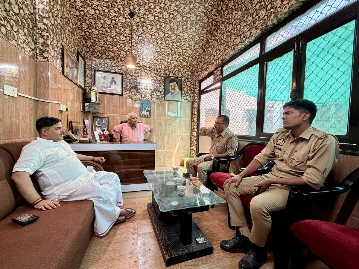 AnkitParihar9's tweet photo. सुबह-सुबह बिस्तर से सोकर उठा तो जानकारी मिली कि पुलिस प्रशासन ने मेरे आवास को छावनी बना दिया है, पूछने पर पता चला कि मुझे आज अपने आवास से ना तो बाहर जाने दिया जाएगा और ना ही किसी से मिलने दिया जाएगा... क्योंकि प्रदेश के मुख्यमंत्री श्री योगी आदित्यनाथ का आज जनपद आगमन है... आखिर ये कैसी तानाशाही है... लोकतंत्र को कुचलने वाली ये सरकार समाजवादी सिपाहियों से इतना डरती है ?
मेरे बारे में शासन- सत्ता, प्रशासन, पुलिस के लोग जानते हैं कि अगर मुझे विरोध प्रदर्शन करना होगा तो कोई ताकत मुझे रोक नहीं सकती... लखनऊ की सड़कें, विधानसभा का परिसर इस बात का गवाह है... इस तरह से मेरे घर को घेर कर मुझे मेरे घर में बंदी बना लेने का औचित्य क्या है ? इतनी बेचैनी, इतनी घबराहट क्यों ?
योगी हमसे डरता है, 
पुलिस को आगे करता है।