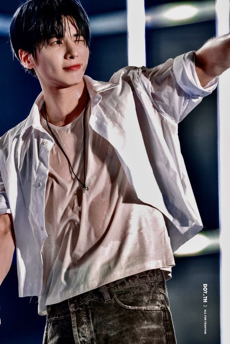 taehyunrobert's tweet photo. This is so damn hot! https://t.co/PQ6LiKufFY