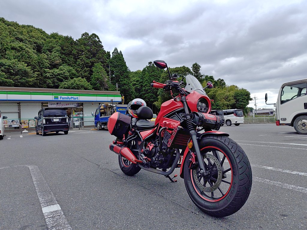 Zc33sU's tweet photo. なんだか空気が重いです‥
いつものFamilyMart水口牛飼店までは来れて満足だからアセボ峠攻めたら大人しく帰りましょう https://t.co/Txj69zlnLU