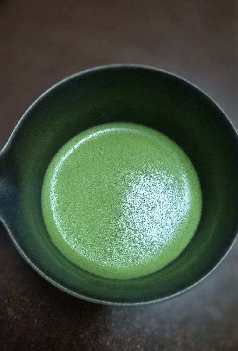 y_worra's tweet photo. 🍵 บันทึกแก้วที่ #52
Wazuka no Mukashi (Gokou) แบบ Single Cultivar
แก้วนี้ทำให้เข้าใจคำว่า "อูมามิ" ชัดขึ้น นุ่ม กลมกล่อม ไม่บาง ไม่หนาเกินไป ดื่มแล้วให้ความรู้สึกสงบและสบายมาก
เริ่มเข้าใจแล้วว่าทำไมหลายคนถึงหลงรัก Gokou 🍃
ชงมาถึงแก้วที่ 52 รู้สึกว่ามัทฉะที่ครีมมี่มักตีโฟมได้ง่ายกว่า ส่วนชาระดับสูงบางตัวกลับเหมือนลูกคุณหนูเอาแต่ใจ 😆 แต่พอจับทางได้ก็ยิ่งสนุก
วันนี้ไม่มีกาแฟ เพราะอยากลอง Gokou แก้วนี้เลย ☺️

#MatchaJourney #MatchaDiary