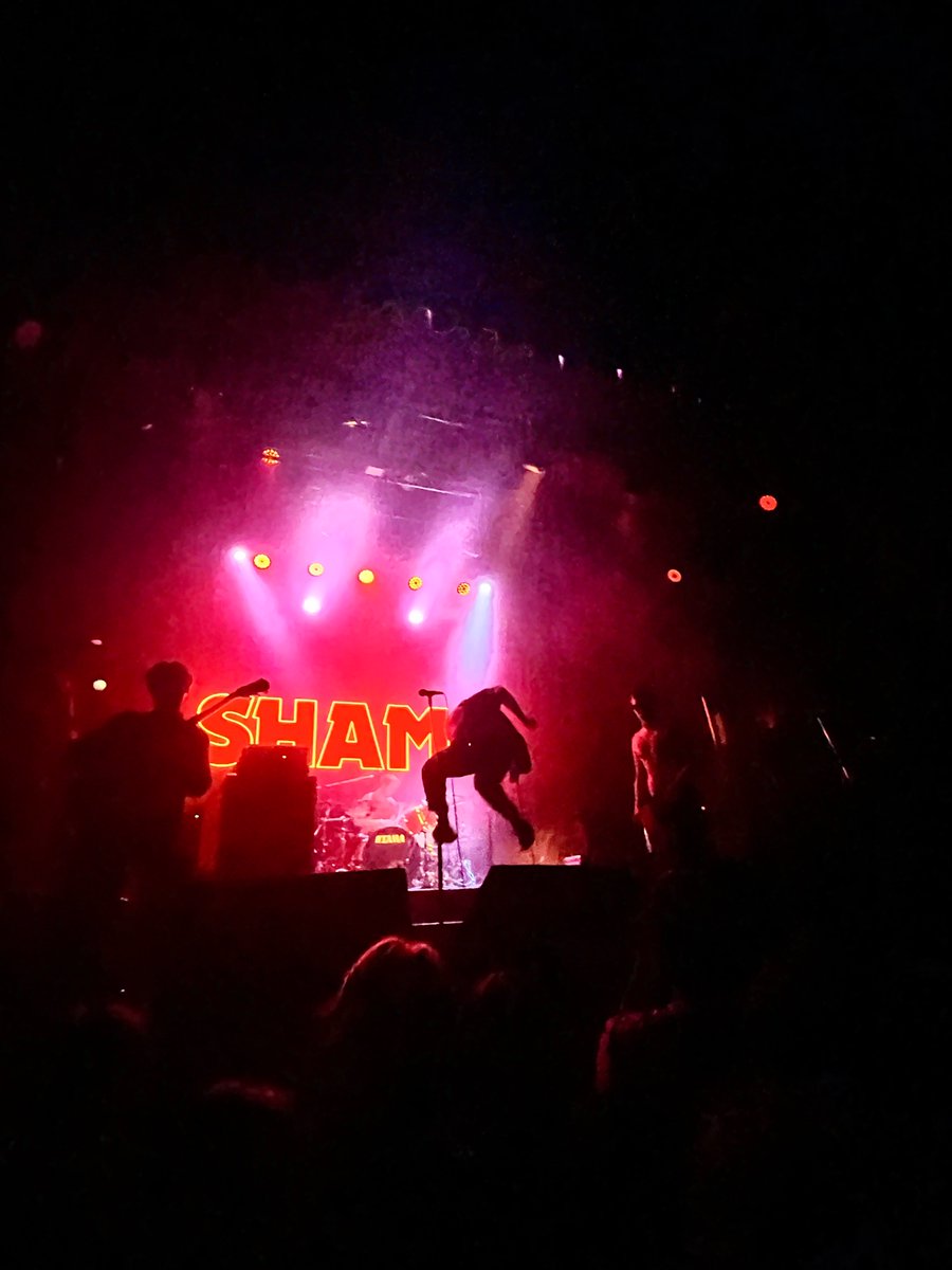 lucasar__'s tweet photo. Increíble show de Shame, no siendo el mayor fan yo lo disfruté muchísimo. No se paró de saltar, ellos geniales, buen setlist y mucha energía. No me lo podía perder ni loco. https://t.co/yJ5He2nIm3