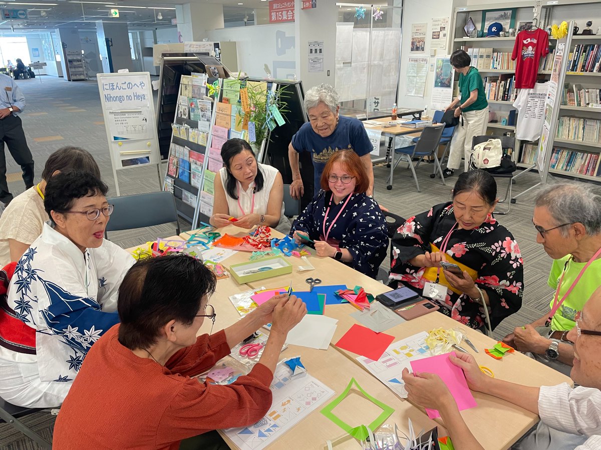 STIB_IEC's tweet photo. 【日本語おしゃべりサロン】

おしゃべりサロンは皆さんが会話を楽しむ場所です。

6月17日は、七夕を来月に控え、七夕飾りを作りました。
※着物体験は前日までに予約が必要です。

https://t.co/P1FXBf9CTj https://t.co/3t6ZFjUcRZ