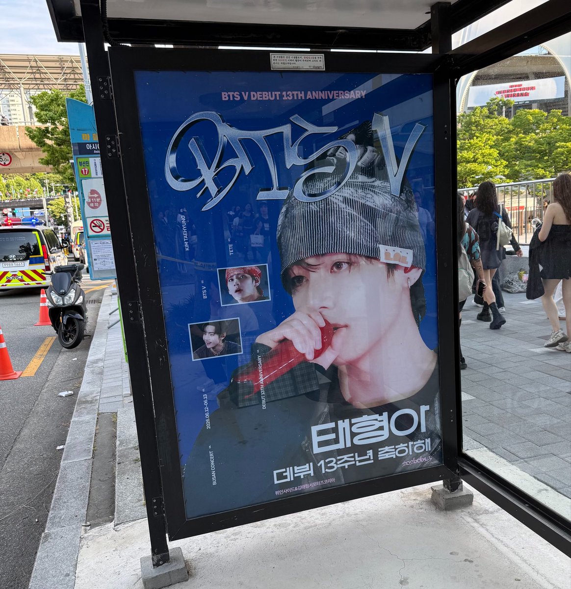 talkabout_bts's tweet photo. 6/12釜山2日目続き
いよいよアジアド主競技場へ。
ゆっくりフラッグの写真とか撮りたかったけど到着が遅めだったからとにかく競技場の入口目指して🚶‍♀️
ジョングクのフラッグは風が強くて後から見返したら「これ誰よ？」的なお顔になっててワロタ🤣
テヒョンのバス停なども📸 https://t.co/YiI8ZZvz60