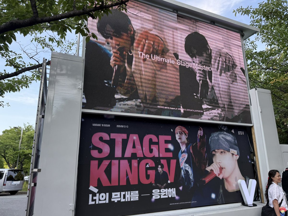 talkabout_bts's tweet photo. 6/12釜山2日目続き
いよいよアジアド主競技場へ。
ゆっくりフラッグの写真とか撮りたかったけど到着が遅めだったからとにかく競技場の入口目指して🚶‍♀️
ジョングクのフラッグは風が強くて後から見返したら「これ誰よ？」的なお顔になっててワロタ🤣
テヒョンのバス停なども📸 https://t.co/YiI8ZZvz60