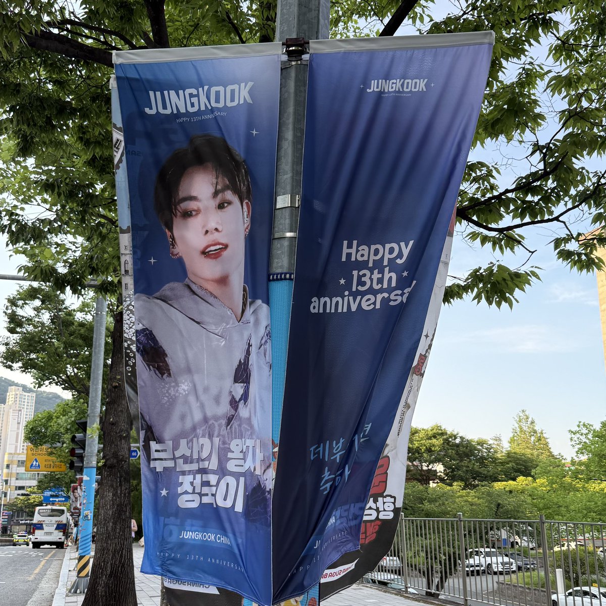 talkabout_bts's tweet photo. 6/12釜山2日目続き
いよいよアジアド主競技場へ。
ゆっくりフラッグの写真とか撮りたかったけど到着が遅めだったからとにかく競技場の入口目指して🚶‍♀️
ジョングクのフラッグは風が強くて後から見返したら「これ誰よ？」的なお顔になっててワロタ🤣
テヒョンのバス停なども📸 https://t.co/YiI8ZZvz60