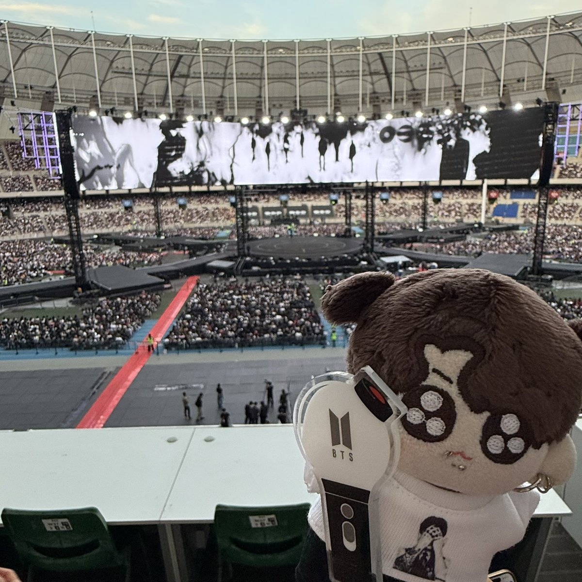 talkabout_bts's tweet photo. 中に入ってからも通路がやっぱりぎゅうぎゅう。その段階で開演予定10分前。なのに全く進めず！泣きたい！
しかも私の席のエリアがめっちゃわかりずらくてスタッフも分からなかったっていうw
着席した時には19時をとっっっくに回ってたし全身冷や汗でびしょびしょ💦お疲れ様…ってソンムルいただいた😭 https://t.co/vnM6yVuaAH