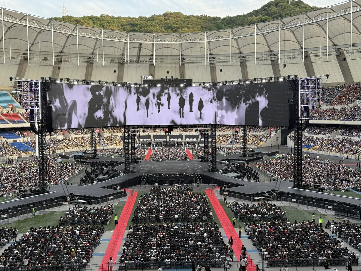 talkabout_bts's tweet photo. 中に入ってからも通路がやっぱりぎゅうぎゅう。その段階で開演予定10分前。なのに全く進めず！泣きたい！
しかも私の席のエリアがめっちゃわかりずらくてスタッフも分からなかったっていうw
着席した時には19時をとっっっくに回ってたし全身冷や汗でびしょびしょ💦お疲れ様…ってソンムルいただいた😭 https://t.co/vnM6yVuaAH